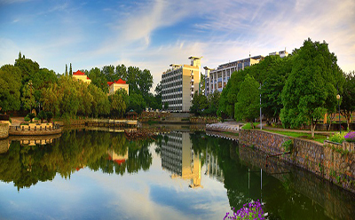 学院湖畔风景